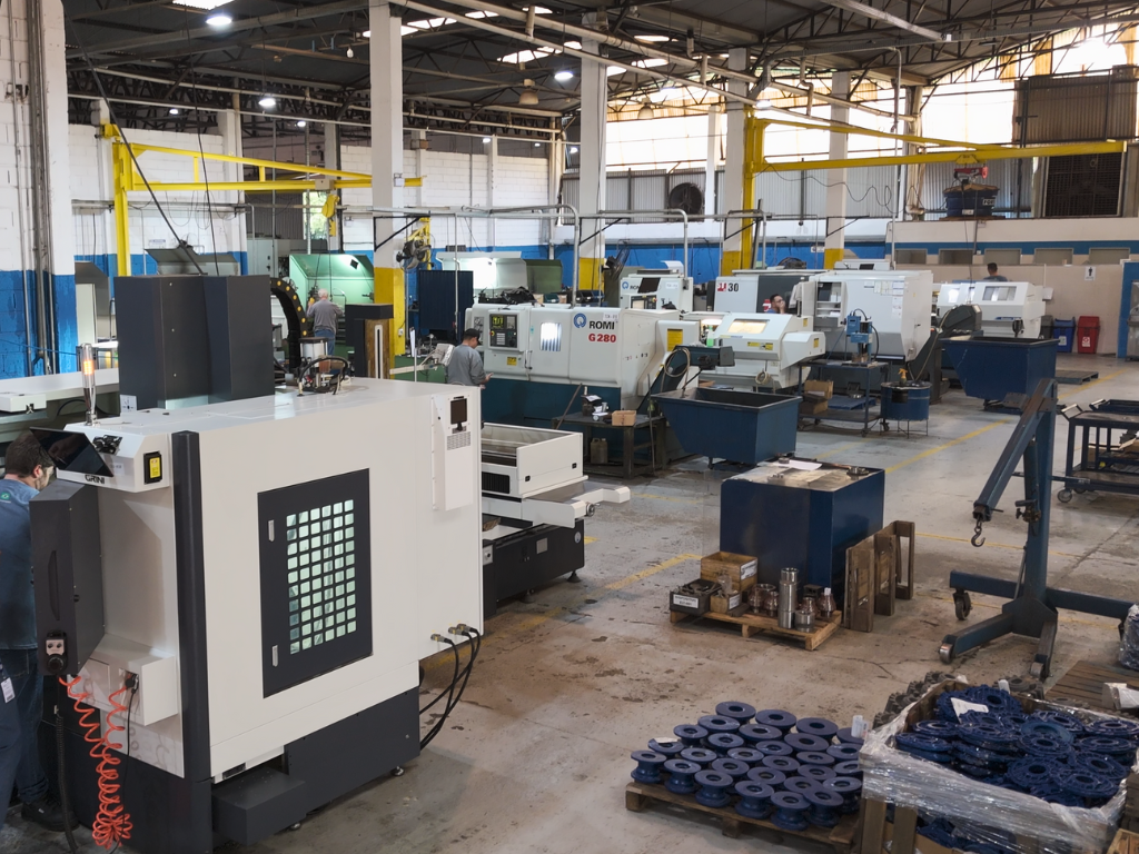 Tornos de Usinagem CNC e Convencional em linha de produção de peças cilíndricas para transmissão mecânica.